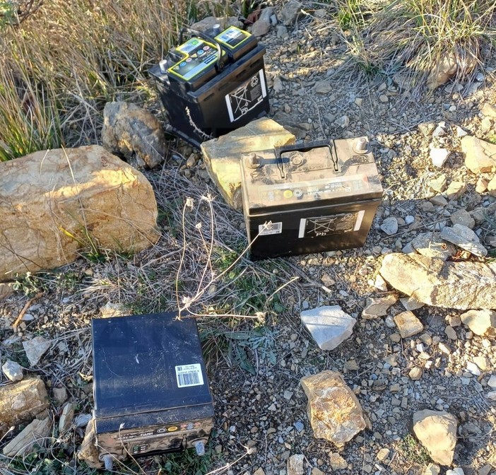 Batterie abbandonate nel bosco a Bajardo in località Morga: intervento della Polizia Provinciale Batterie abbandonate nel bosco a Bajardo in località Morga: intervento della Polizia Provinciale