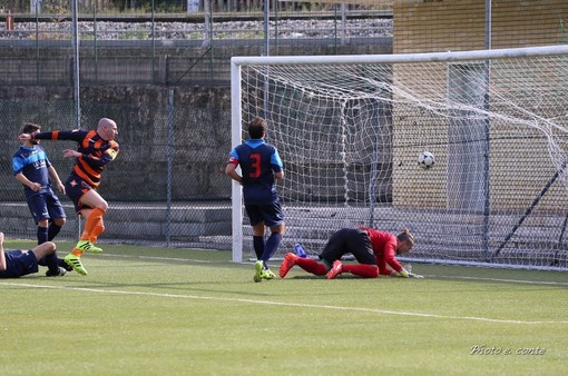 Nella foto Alan Carlet in rete: l'attaccante del Bordighera Sant'Ampelio ritrova a via del gol