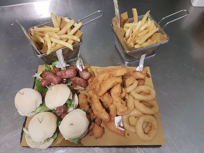 Bistrot Bijoux vi aspetta per l'Immacolata con proposte ideate anche per i palati più esigenti. La passione dello staff per la cucina sarà il vostro piacere Bistrot Bijoux vi aspetta per l'Immacolata con proposte ideate anche per i palati più esigenti. La passione dello staff per la cucina sarà il vostro piacere