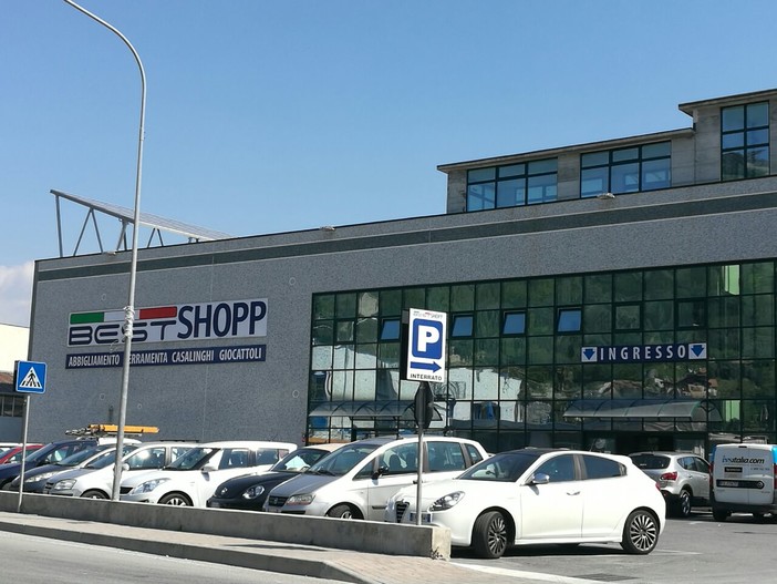 Uno degli store gestiti da imprenditori cinesi Uno degli store gestiti da imprenditori cinesi