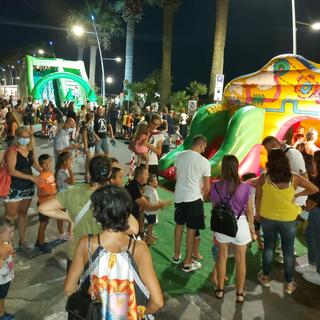 Riva Ligure: questa sera torna in via Martiri 'BimBumBam!' e alle 22.30 i fuochi d'artificio Riva Ligure: questa sera torna in via Martiri 'BimBumBam!' e alle 22.30 i fuochi d'artificio