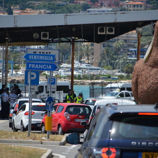 Ventimiglia: sciopero 'bianco' della Polizia di frontiera francese, lunghe code in ingresso e uscita