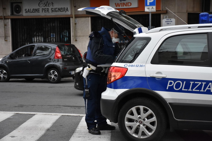 Sanremo: 46enne tossicodipendente tenta di scippare una donna, denunciata dalla Polizia Municipale Sanremo: 46enne tossicodipendente tenta di scippare una donna, denunciata dalla Polizia Municipale