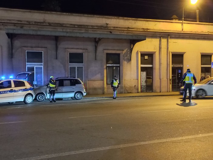 Sanremo: controlli notturni della Polizia Municipale, controllati 70 veicoli ed elevate alcune multe (Foto) Sanremo: controlli notturni della Polizia Municipale, controllati 70 veicoli ed elevate alcune multe (Foto)