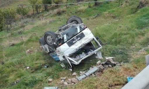 Camion finisce fuori dalla carreggiata sulla strada per Dolceacqua, ferito il conducente (Foto)