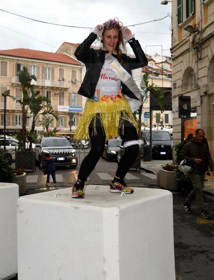 Sanremo: addio al nubilato con la danza sui 'cubi' di via Matteotti ieri sera nel centro città (Foto) Sanremo: addio al nubilato con la danza sui 'cubi' di via Matteotti ieri sera nel centro città (Foto)