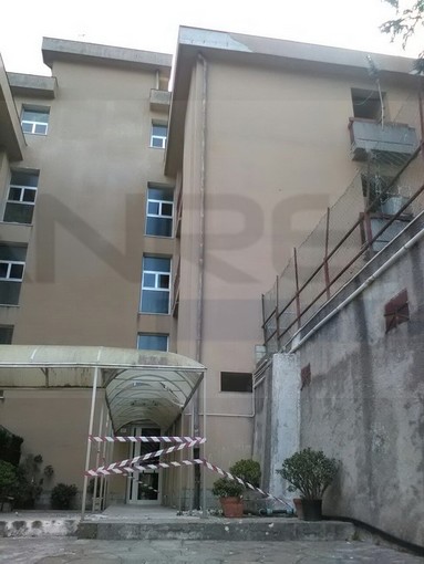 Sanremo: crollano calcinacci dallo stabile dell'Arte in via Lamarmora, intervento dei Vigili del Fuoco