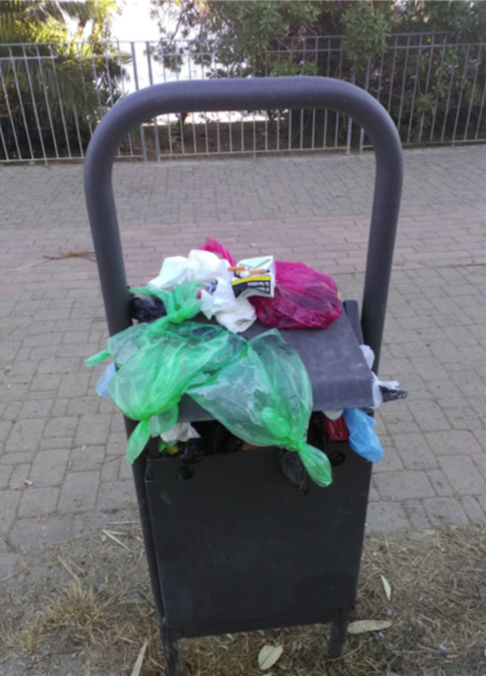 Sanremo: nell'area cani di San Martino non vengono svuotati i cassonetti per le deiezioni, la segnalazione di un lettore (Foto)