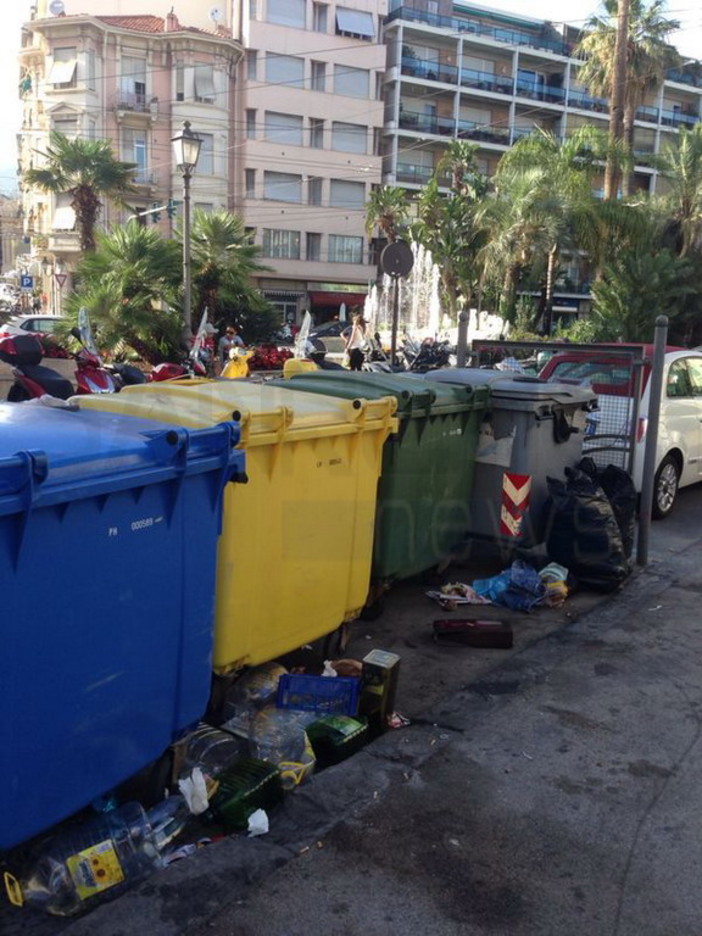Sanremo: immondizia attorno ai cassonetti vicino allo Zampillo in pieno centro, le foto del degrado Sanremo: immondizia attorno ai cassonetti vicino allo Zampillo in pieno centro, le foto del degrado