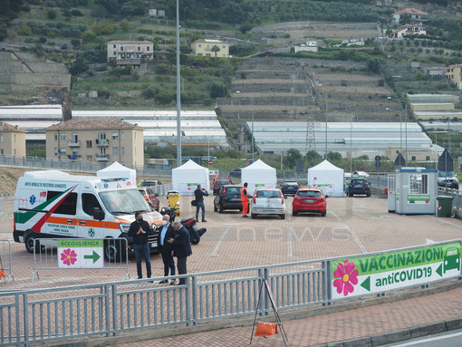 Drive through a Taggia: con l'arrivo del caldo ASL 1 valuta l'apertura serale per farsi vaccinare contro il Covid Drive through a Taggia: con l'arrivo del caldo ASL 1 valuta l'apertura serale per farsi vaccinare contro il Covid