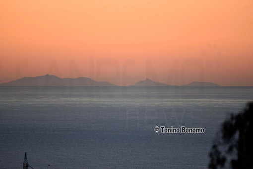 Sanremo: oggi gran bella visibilità sul mare, ecco le immagini della Corsica di Tonino Bonomo