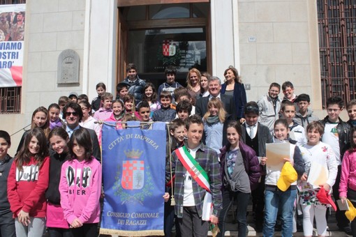 Imperia: gli articoli degli studenti imperiesi dopo il Consiglio Comunale dei Ragazzi del 19 aprile Imperia: gli articoli degli studenti imperiesi dopo il Consiglio Comunale dei Ragazzi del 19 aprile