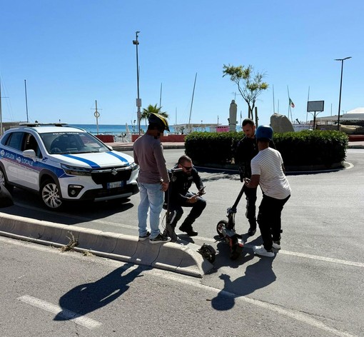 Ventimiglia, primi controlli sui monopattini dopo l’obbligo di targa: 17 verifiche e 4 sanzioni nel weekend Ventimiglia, primi controlli sui monopattini dopo l’obbligo di targa: 17 verifiche e 4 sanzioni nel weekend