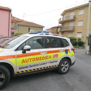 Diano Marina: 70enne cade da un tetto in via Colombera, in gravi condizioni ma un albero attutisce la caduta (Foto) Diano Marina: 70enne cade da un tetto in via Colombera, in gravi condizioni ma un albero attutisce la caduta (Foto)