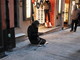 Il clochard in una delle sue ultime 'apparizioni' in via Palazzo