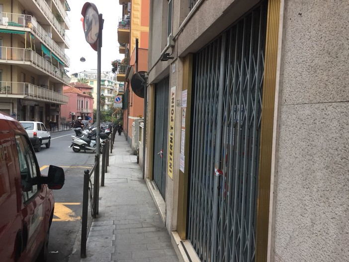 La sala scommesse chiusa in via Volta