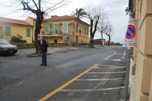Decine di auto multate e fatte rimuovere per “4 bancarelle della Fiera di San Giuseppe”, residenti infuriati a Ventimiglia Alta Decine di auto multate e fatte rimuovere per “4 bancarelle della Fiera di San Giuseppe”, residenti infuriati a Ventimiglia Alta