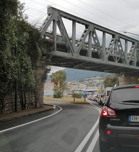 Ventimiglia: odissea dei frontalieri questa mattina. Treno soppresso, multe dei francesi e code a San Ludovico (Foto) Ventimiglia: odissea dei frontalieri questa mattina. Treno soppresso, multe dei francesi e code a San Ludovico (Foto)