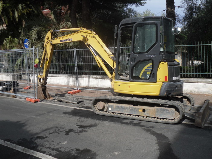 Bordighera: scolmatore in via Veneto, turisti e residenti “Non si può aprire un cantiere in piena stagione estiva”