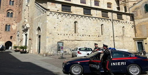 Albenga, tenta di investire un conoscente con un'auto rubata in provincia di Imperia e aggredisce i Carabinieri: arrestato Albenga, tenta di investire un conoscente con un'auto rubata in provincia di Imperia e aggredisce i Carabinieri: arrestato