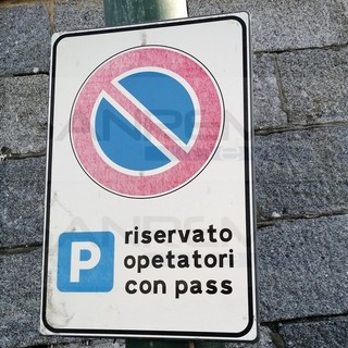 Sanremo: 'opetatori' invece di 'operatori', errore sul cartello di divieto di sosta al porto vecchio (Foto)