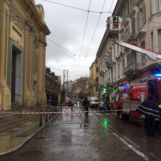 Sanremo: crollo cornicione alla chiesa degli Angeli, creato un 'camminamento' e domani la messa in sicurezza Sanremo: crollo cornicione alla chiesa degli Angeli, creato un 'camminamento' e domani la messa in sicurezza