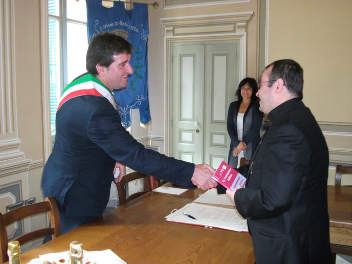 Sobria cerimonia nel comune di Badalucco per il conferimento della cittadinanza italiana al parroco rumeno