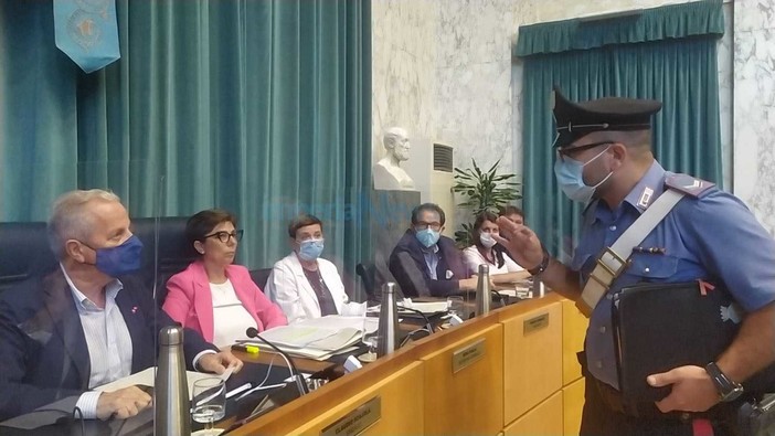 Imperia, il 'caso mascherine' in Consiglio comunale finisce in Procura: i Carabinieri relazionano anche al Prefetto
