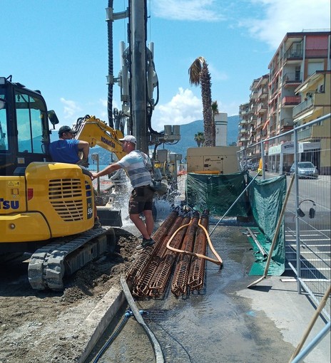 Ventimiglia: trivella buca la condotta del Roya 1 sul lungomare, riparazione in corso ma probabili disservizi in provincia (Foto e Video) Ventimiglia: trivella buca la condotta del Roya 1 sul lungomare, riparazione in corso ma probabili disservizi in provincia (Foto e Video)
