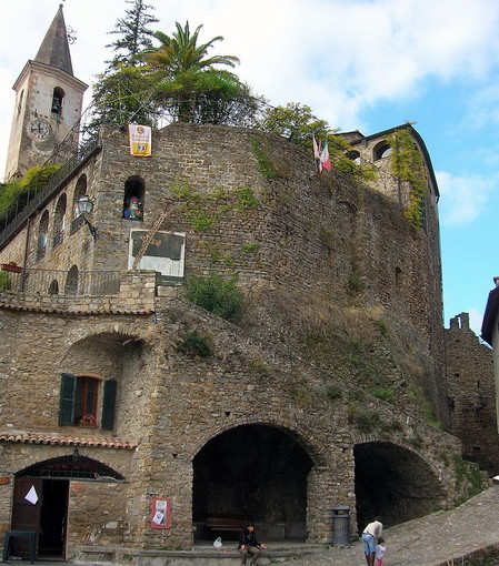 Apricale: sentenza del Consiglio di Stato, il Comune dovrà pagare il risarcimento ma il Castello della Lucertola sarà interamente suo