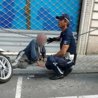 Il clochard soccorso nei giorni scorsi dalla Municipale