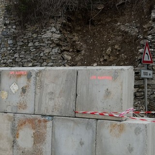 Chiusavecchia: semaforo a senso unico alternato fino a data da destinarsi per il rifacimento di un muro pericolante (Foto)