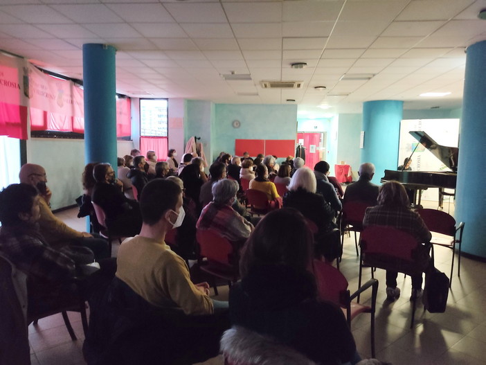 Vallecrosia: pubblico delle grandi occasioni ieri alla sala polivalente per il concerto di Veronica Rudian (Foto) Vallecrosia: pubblico delle grandi occasioni ieri alla sala polivalente per il concerto di Veronica Rudian (Foto)