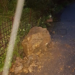 Sanremo: grosso masso ostruisce via Montà di Lanza, intervento di Vvf e Comune e strada liberata (Foto) Sanremo: grosso masso ostruisce via Montà di Lanza, intervento di Vvf e Comune e strada liberata (Foto)