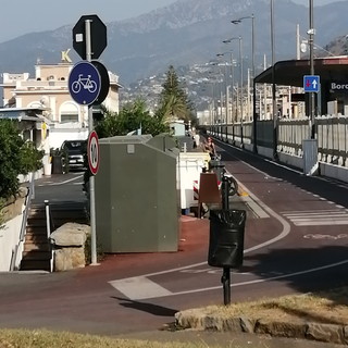 Bordighera: i ciclisti non si fermano mai, gravi rischi per i pedoni alla fine della ciclabile vicino al Kursaal
