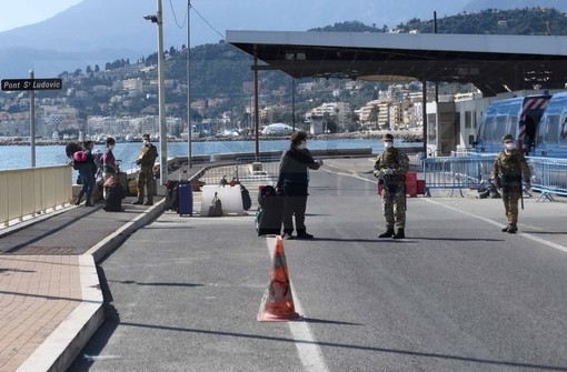 Stop all'acquisto delle sigarette al confine: francesi rispediti indietro con le autocertificazioni per comprare le 'bionde' (Foto)