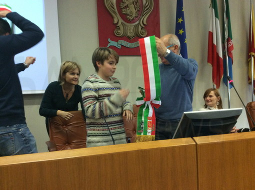 Primo Consiglio comunale dei ragazzi a Ventimiglia: insediato il nuovo baby Sindaco, gli assessori fanno già sul serio con proposte concrete