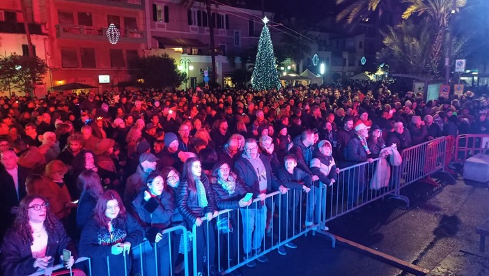 Bordighera: oltre 2.000 persone per il Capodanno in piazza, grande successo per lo spettacolo (Foto) Bordighera: oltre 2.000 persone per il Capodanno in piazza, grande successo per lo spettacolo (Foto)
