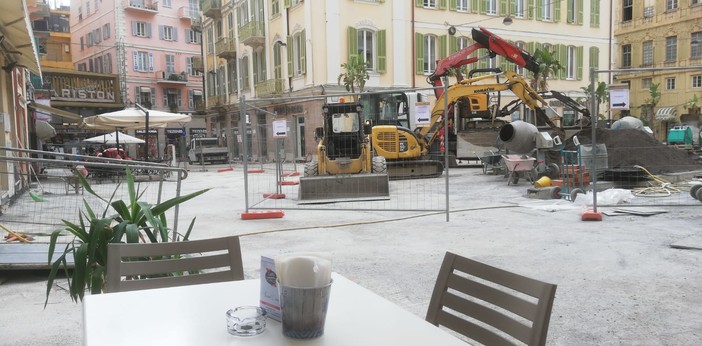 Il cantiere visto da un dehors di via Mameli Il cantiere visto da un dehors di via Mameli