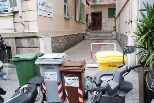 Sanremo: cassonetti della differenziata 'sbattuti' sul marciapiede in corso Mombello