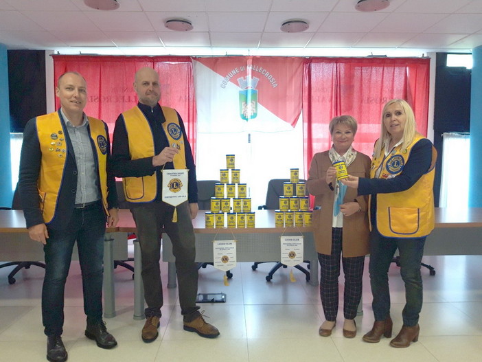 Vallecrosia: consegnati ai servizi sociali i ‘Barattoli dell’emergaza’ dai Lions, tra poco andranno ai cittadini Vallecrosia: consegnati ai servizi sociali i ‘Barattoli dell’emergaza’ dai Lions, tra poco andranno ai cittadini