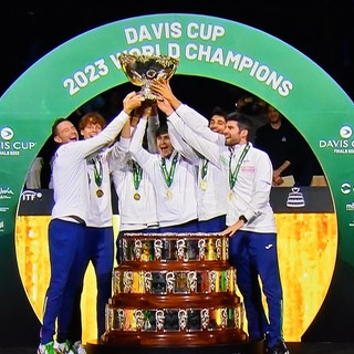 Dopo la Davis Matteo Arnaldi al Tg1 insieme ad Amadeus che annuncia Giovanni Allevi al Festival Dopo la Davis Matteo Arnaldi al Tg1 insieme ad Amadeus che annuncia Giovanni Allevi al Festival