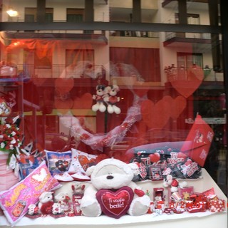 Sanremo: le belle vetrine a tema Festivaliero e di San Valentino, del Civ di via Agosti