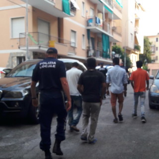 Diano Marina: sovraffollamento di bengalesi negli appartamenti, stamattina intervento della Municipale Diano Marina: sovraffollamento di bengalesi negli appartamenti, stamattina intervento della Municipale
