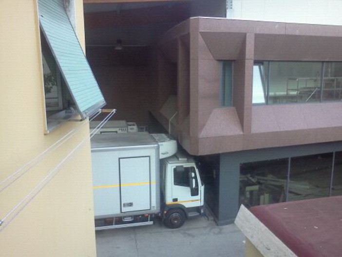 Il camion in questione vicino alle finestre