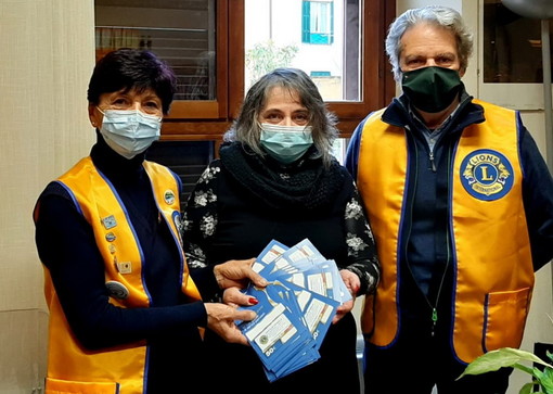 Ventimiglia: 58 tessera da 55 euro per le famiglie bisognose consegnate dai Lions frontalieri (Foto) Ventimiglia: 58 tessera da 55 euro per le famiglie bisognose consegnate dai Lions frontalieri (Foto)