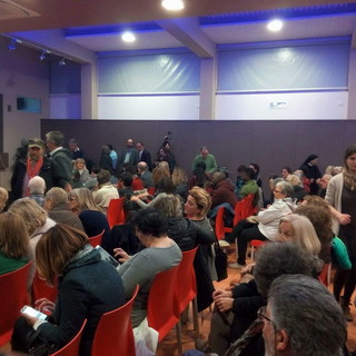 Diano Marina: sala Don Piana gremita e temi di altissimo livello, ieri sera grande partecipazione per la conferenza sui migranti Diano Marina: sala Don Piana gremita e temi di altissimo livello, ieri sera grande partecipazione per la conferenza sui migranti