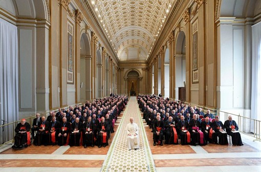 Il Vescovo Suetta parla al Papa delle sue probabili discendenze sanremesi: il Santo Padre scherza "Anche lì?"