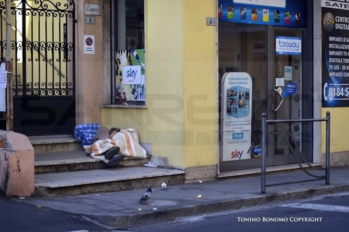 Sanremo: clochard trascorre la notte sul marciapiede di via Volta, un'altra penosa storia di povertà Sanremo: clochard trascorre la notte sul marciapiede di via Volta, un'altra penosa storia di povertà