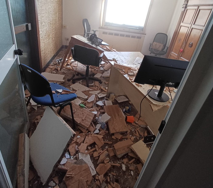 Crollo del soffitto nell’ufficio della Regione ad Imperia: l'ente "Sono in corso le verifiche per accertare le cause del crollo" Crollo del soffitto nell’ufficio della Regione ad Imperia: l'ente "Sono in corso le verifiche per accertare le cause del crollo"
